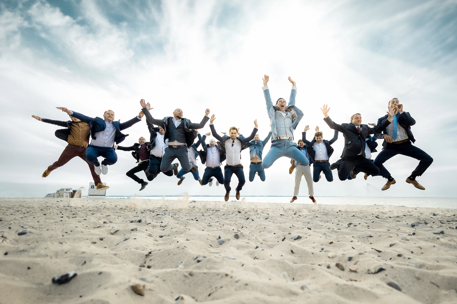 Awardbild Braeutigam und Kumpel springen simultan am Strand von Schwedeneck bei Eckernfoerde